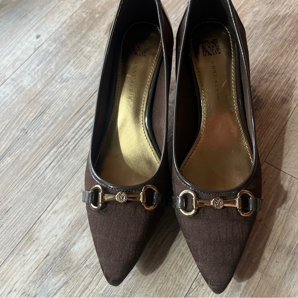 ANNE KLEIN 2 1/2" KITTEN HEEL IN BROWN With Gold Accents Y2K 7.5